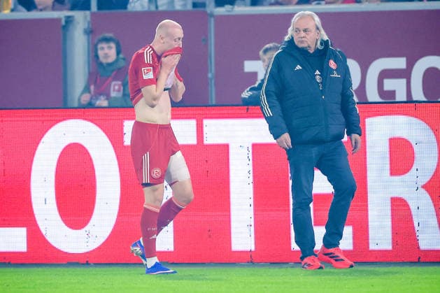 27.02.2026, Fußball, Fortuna Düsseldorf - VfL Bochum, 2. Fußball Bundesliga, Merkur Spiel-Arena, Saison 2025 2026: Valgeir Lunddal (Fortuna Düsseldorf 12) muss verletzt das Spielfeld verlassen. verletzung Oberschenkel Oberschenkelverletzung Verband DFB regulations prohibit any use of photographs as image sequences and or quasi-video. Nordrhein-Westfalen Deutschland