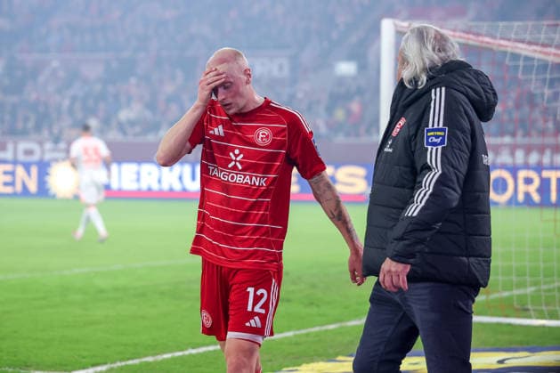 27.02.2026, Fußball, Fortuna Düsseldorf - VfL Bochum, 2. Fußball Bundesliga, Merkur Spiel-Arena, Saison 2025 2026: Valgeir Lunddal (Fortuna Düsseldorf 12) muss verletzt das Spielfeld verlassen. verletzung Oberschenkel Oberschenkelverletzung Verband DFB regulations prohibit any use of photographs as image sequences and or quasi-video. Nordrhein-Westfalen Deutschland