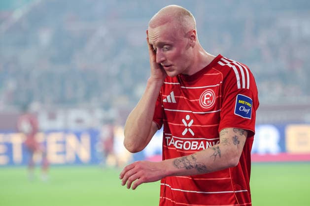 27.02.2026, Fußball, Fortuna Düsseldorf - VfL Bochum, 2. Fußball Bundesliga, Merkur Spiel-Arena, Saison 2025 2026: Valgeir Lunddal (Fortuna Düsseldorf 12) muss verletzt das Spielfeld verlassen. verletzung Oberschenkel Oberschenkelverletzung Verband DFB regulations prohibit any use of photographs as image sequences and or quasi-video. Nordrhein-Westfalen Deutschland