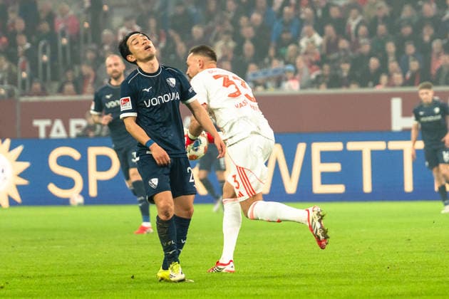Deutschland: 2. Bundesliga 2025 2026 Fortuna Düsseldorf vs. VfL Bochum 24. Spieltag 27.02.2026 Merkur Spiel-Arena (Nordrhein-Westfalen) Koji Miyoshi (VfL Bochum, 23) Florian Kastenmeier (Fortuna Düsseldorf, 33)