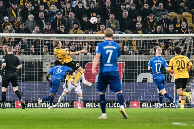 Fußball I Herren I Saison 2025-2026 I 2. Bundesliga I 24. Spieltag I SG Dynamo Dresden - SV Darmstadt 98 I 27.02.2026 Vincent Vermeij (9, SG Dynamo Dresden) springt zum Kopfball hoch und wird von Patric Pfeiffer (6, SV Darmstadt 98) im Zweikampf gestört Dresden Rudolf-Harbig-Stadion (Lennestr. 12) Sachsen Deutschland