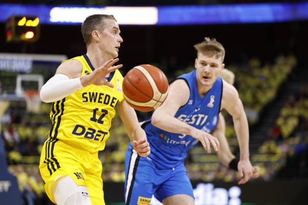 STOCKHOLM, SVERIGE 20260227 Sweden s Ludvig Hakanson with the ball and Estonia s Kaspar Treier during the FIBA World European Cup Qualifier game between Sweden and Estonia, first round - group H, at Avicii Arena in Stockholm, Sweden 27 February 2026. STOCKHOLM SVERIGE x1081x