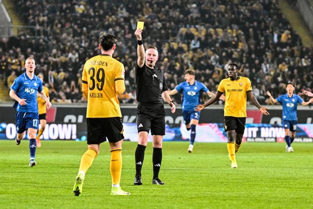 Sport Bilder des Tages Fußball I Herren I Saison 2025-2026 I 2. Bundesliga I 24. Spieltag I SG Dynamo Dresden - SV Darmstadt 98 I 27.02.2026 Schiedsrichter Lars Erbst zeigt Thomas Keller (39, SG Dynamo Dresden) für ein Foul die gelbe Karte Dresden Rudolf-Harbig-Stadion (Lennestr. 12) Sachsen Deutschland
