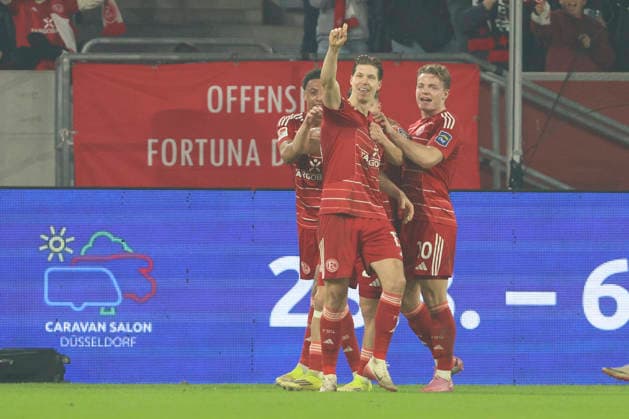 Cedric Itten (Fortuna Düsseldorf) Torjubel,jubelt mit seiner Mannschaft nach dem Treffer zum 1:0 waehrend des Spiels der 2. Bundesliga zwischen Fortuna Düsseldorf und VfL Bochum, Merkur Spiel-Arena am 27. February 2026 in Düsseldorf, Deutschland. (Foto von Oliver Kaelke DeFodi Images) +++ Cedric Itten (Fortuna Düsseldorf) celebrates after scoring his team s first goal with teammates during the 2. Bundesliga match between Fortuna Düsseldorf and VfL Bochum at Merkur Spiel-Arena on February 27, 2026 in Düsseldorf, Germany. (Photo by Oliver Kaelke DeFodi Images) (Photo by Oliver Kaelke DeFodi Images) -