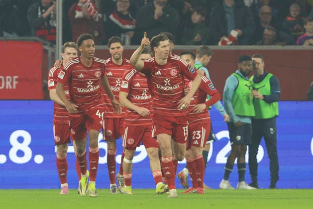 Cedric Itten (Fortuna Düsseldorf) Torjubel,jubelt mit seiner Mannschaft nach dem Treffer zum 1:0 waehrend des Spiels der 2. Bundesliga zwischen Fortuna Düsseldorf und VfL Bochum, Merkur Spiel-Arena am 27. February 2026 in Düsseldorf, Deutschland. (Foto von Oliver Kaelke DeFodi Images) +++ Cedric Itten (Fortuna Düsseldorf) celebrates after scoring his team s first goal with teammates during the 2. Bundesliga match between Fortuna Düsseldorf and VfL Bochum at Merkur Spiel-Arena on February 27, 2026 in Düsseldorf, Germany. (Photo by Oliver Kaelke DeFodi Images) (Photo by Oliver Kaelke DeFodi Images) -