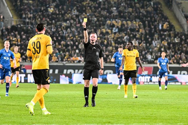 Fußball I Herren I Saison 2025-2026 I 2. Bundesliga I 24. Spieltag I SG Dynamo Dresden - SV Darmstadt 98 I 27.02.2026 Thomas Keller (39, SG Dynamo Dresden) sieht nach einem taktischen Foul von Schiedsrichter Lars Erbst die gelbe Karte Dresden Rudolf-Harbig-Stadion (Lennestr. 12) Sachsen Deutschland