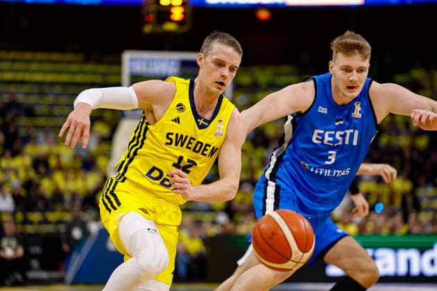 STOCKHOLM, SWEDEN 20260227 Sweden s Ludvig Hakanson with the ball and Estonia s Kaspar Treier during the FIBA World European Cup Qualifier game between Sweden and Estonia, first round - group H, at Avicii Arena in Stockholm, Sweden 27 February 2026. STOCKHOLM SWEDEN x1081x