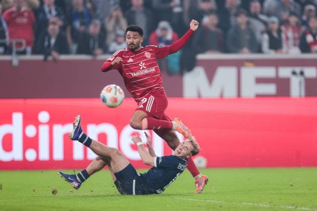 27.02.2026, Fussball, Saison 2025 2026, 2. Bundesliga, 24. Spieltag, Fortuna Düsseldorf - VfL Bochum 1848, v. l. Emmanuel Iyoha (Fortuna Düsseldorf), Mikkel Rakneberg (VfL Bochum 1848), Düsseldorf MErkur Spiel Arena NRW Deutschland xRHR-FOTO DEx
