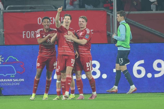 GER, 2. FBL. Fortuna Duesseldorf vs. VfL Bochum 27.02.2026, Merkur Spiel-Arena, Duesseldorf, GER, 2. FBL. Fortuna Duesseldorf vs. VfL Bochum, im Bild: 1:0 fuer Duesseldorf durch Cedric Itten (Fortuna Duesseldorf 13), Torjubel Jubel Jubellauf, bis zur Bank mit Christian Rasmussen (Fortuna Duesseldorf 10), Kenneth Schmidt (Fortuna Duesseldorf 4),
