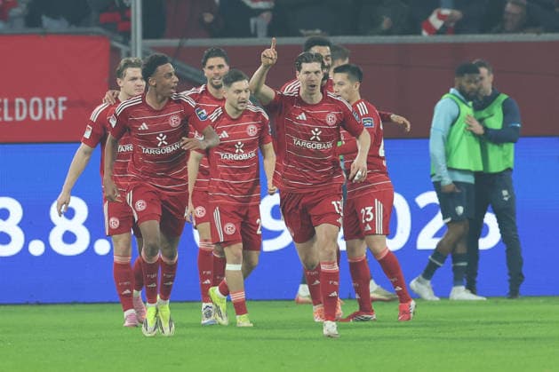 GER, 2. FBL. Fortuna Duesseldorf vs. VfL Bochum 27.02.2026, Merkur Spiel-Arena, Duesseldorf, GER, 2. FBL. Fortuna Duesseldorf vs. VfL Bochum, im Bild: 1:0 fuer Duesseldorf durch Cedric Itten (Fortuna Duesseldorf 13), Torjubel Jubel Jubellauf, bis zur Bank mit Christian Rasmussen (Fortuna Duesseldorf 10), Kenneth Schmidt (Fortuna Duesseldorf 4), Shinta Appelkamp (Fortuna Duesseldorf 23),