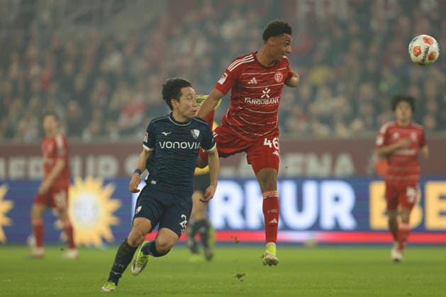 Koji Miyoshi (VfL Bochum) und Sima Suso (Fortuna Düsseldorf) im Zweikampf waehrend des Spiels der 2. Bundesliga zwischen Fortuna Düsseldorf und VfL Bochum, Merkur Spiel-Arena am 27. February 2026 in Düsseldorf, Deutschland. (Foto von Oliver Kaelke DeFodi Images) +++ Koji Miyoshi (VfL Bochum) und Sima Suso (Fortuna Düsseldorf) battle for the ball during the 2. Bundesliga match between Fortuna Düsseldorf and VfL Bochum at Merkur Spiel-Arena on February 27, 2026 in Düsseldorf, Germany. (Photo by Oliver Kaelke DeFodi Images) (Photo by Oliver Kaelke DeFodi Images) -