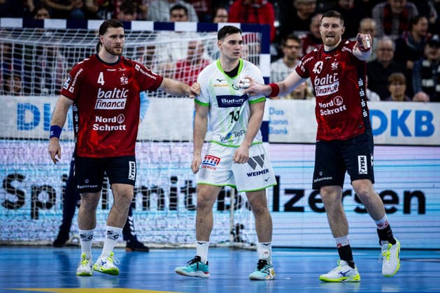 DAIKIN HBL: SG Flensburg-Handewitt vs HSG Wetzlar; 27.02.26 Kampf am Kreis Johannes Golla (Nr.04, SG Flensburg-Handewitt), Josip Simic (Nr.10, HSG Wetzlar), Blaz Blagotinsek (Nr.43, SG Flensburg-Handewitt) DAIKIN HBL: SG Flensburg-Handewitt vs HSG Wetzlar, GP JOULE Arena am 27.02.26 Copyright: xBEAUTIFULxSPORTS MarioxM.xKobergx