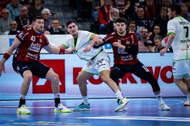 DAIKIN HBL: SG Flensburg-Handewitt vs HSG Wetzlar; 27.02.26 Kampf am Kreis Blaz Blagotinsek (Nr.43, SG Flensburg-Handewitt), Josip Simic (Nr.10, HSG Wetzlar), Marko Grgic (Nr.17, SG Flensburg-Handewitt) DAIKIN HBL: SG Flensburg-Handewitt vs HSG Wetzlar, GP JOULE Arena am 27.02.26 Copyright: xBEAUTIFULxSPORTS MarioxM.xKobergx