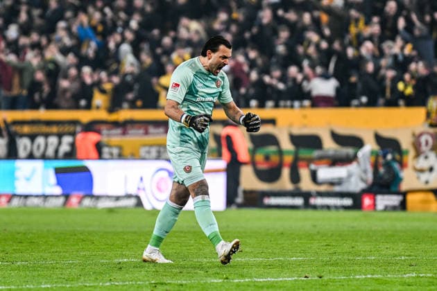 Fußball I Herren I Saison 2025-2026 I 2. Bundesliga I 24. Spieltag I SG Dynamo Dresden - SV Darmstadt 98 I 27.02.2026 Torjubel Tim Stanislaw Schreiber (1, SG Dynamo Dresden) nach dem 2:0 Freisteller, Nahaufnahme, Porträt, Portrait, Einzelfoto, Einzelbild, Körper Dresden Rudolf-Harbig-Stadion (Lennestr. 12) Sachsen Deutschland