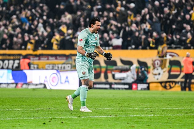 Fußball I Herren I Saison 2025-2026 I 2. Bundesliga I 24. Spieltag I SG Dynamo Dresden - SV Darmstadt 98 I 27.02.2026 Torjubel Tim Stanislaw Schreiber (1, SG Dynamo Dresden) nach dem 2:0 Freisteller, Nahaufnahme, Porträt, Portrait, Einzelfoto, Einzelbild, Körper Dresden Rudolf-Harbig-Stadion (Lennestr. 12) Sachsen Deutschland