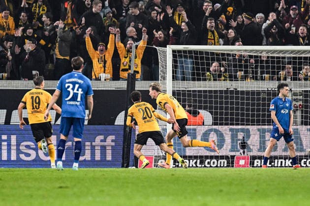 Fußball I Herren I Saison 2025-2026 I 2. Bundesliga I 24. Spieltag I SG Dynamo Dresden - SV Darmstadt 98 I 27.02.2026 Torjubel Vincent Vermeij (9, SG Dynamo Dresden) (2.v.r.) nach dem Tor zum 2:0, im Hintergrund reißen die Dresdner Fans die Arme zum Jubeln hoch Dresden Rudolf-Harbig-Stadion (Lennestr. 12) Sachsen Deutschland