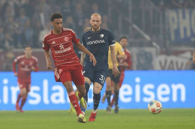 Sima Suso (Fortuna Düsseldorf) und Philipp Hofmann (VfL Bochum) im Zweikampf waehrend des Spiels der 2. Bundesliga zwischen Fortuna Düsseldorf und VfL Bochum, Merkur Spiel-Arena am 27. February 2026 in Düsseldorf, Deutschland. (Foto von Oliver Kaelke DeFodi Images) +++ Sima Suso (Fortuna Düsseldorf) und Philipp Hofmann (VfL Bochum) battle for the ball during the 2. Bundesliga match between Fortuna Düsseldorf and VfL Bochum at Merkur Spiel-Arena on February 27, 2026 in Düsseldorf, Germany. (Photo by Oliver Kaelke DeFodi Images) (Photo by Oliver Kaelke DeFodi Images) -