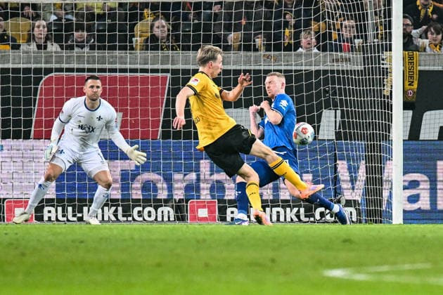Fußball I Herren I Saison 2025-2026 I 2. Bundesliga I 24. Spieltag I SG Dynamo Dresden - SV Darmstadt 98 I 27.02.2026 Tor zum 2:0, Vincent Vermeij (9, SG Dynamo Dresden) schießt auf das Tor, Kai Klefisch (17, SV Darmstadt 98) will den Ball blocken, Marcel Schuhen (1, SV Darmstadt 98) steht im Tor parat Dresden Rudolf-Harbig-Stadion (Lennestr. 12) Sachsen Deutschland