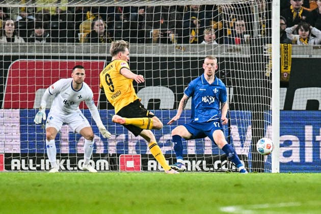 Fußball I Herren I Saison 2025-2026 I 2. Bundesliga I 24. Spieltag I SG Dynamo Dresden - SV Darmstadt 98 I 27.02.2026 Tor zum 2:0 durch Vincent Vermeij (9, SG Dynamo Dresden), der Kai Klefisch (17, SV Darmstadt 98) und Marcel Schuhen (1, SV Darmstadt 98) überwindet Dresden Rudolf-Harbig-Stadion (Lennestr. 12) Sachsen Deutschland