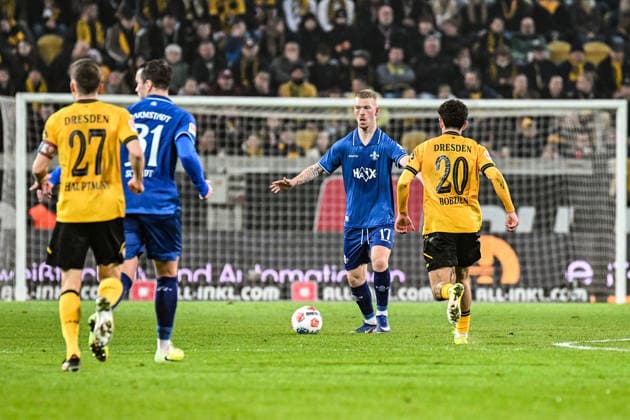 Fußball I Herren I Saison 2025-2026 I 2. Bundesliga I 24. Spieltag I SG Dynamo Dresden - SV Darmstadt 98 I 27.02.2026 Kai Klefisch (17, SV Darmstadt 98) mit Ball Freisteller, Nahaufnahme, Porträt, Portrait, Einzelfoto, Einzelbild, Körper Dresden Rudolf-Harbig-Stadion (Lennestr. 12) Sachsen Deutschland