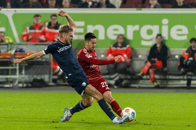 2. Fußball Bundesliga: Fortuna Düsseldorf - VfL Bochum; 27.02.2026 Leandro Morgalla (VfL Bochum, 39), Shinta Appelkamp (Fortuna Düsseldorf, 23) 2. Fußball Bundesliga: Fortuna Düsseldorf - VfL Bochum; Merkur Spiel-Arena, Düsseldorf; 27.02.2026 DFL regulations prohibit any use of photographs as image sequences and or quasi video.