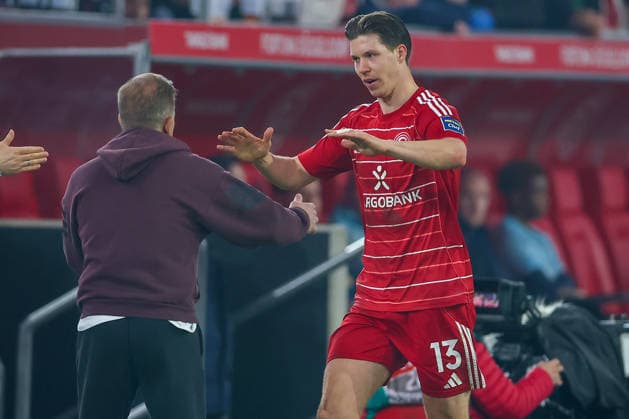 27.02.2026, Fußball, Fortuna Düsseldorf - VfL Bochum, 2. Fußball Bundesliga, Merkur Spiel-Arena, Saison 2025 2026: Torjubel nach dem Tor zum 1:0 durch Torschütze Cedric Itten (Fortuna Düsseldorf 13) zusammen mit Cheftrainer Markus Anfang (Fortuna Düsseldorf hc) DFB regulations prohibit any use of photographs as image sequences and or quasi-video. Nordrhein-Westfalen Deutschland
