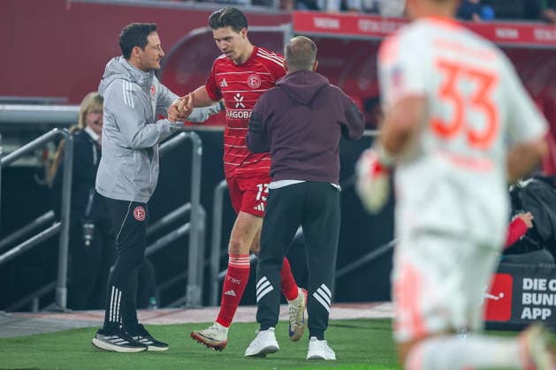 27.02.2026, Fußball, Fortuna Düsseldorf - VfL Bochum, 2. Fußball Bundesliga, Merkur Spiel-Arena, Saison 2025 2026: Torjubel nach dem Tor zum 1:0 durch Torschütze Cedric Itten (Fortuna Düsseldorf 13) zusammen mit Cheftrainer Markus Anfang (Fortuna Düsseldorf hc) DFB regulations prohibit any use of photographs as image sequences and or quasi-video. Nordrhein-Westfalen Deutschland