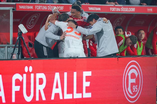 27.02.2026, Fußball, Fortuna Düsseldorf - VfL Bochum, 2. Fußball Bundesliga, Merkur Spiel-Arena, Saison 2025 2026: Torjubel nach dem Tor zum 1:0 durch Torschütze Cedric Itten (Fortuna Düsseldorf 13) zusammen mit Torwart Florian Kastenmeier (Fortuna Düsseldorf 33) und dem Staff auf der Bank DFB regulations prohibit any use of photographs as image sequences and or quasi-video. Nordrhein-Westfalen Deutschland