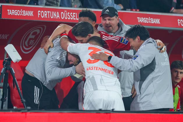 27.02.2026, Fußball, Fortuna Düsseldorf - VfL Bochum, 2. Fußball Bundesliga, Merkur Spiel-Arena, Saison 2025 2026: Torjubel nach dem Tor zum 1:0 durch Torschütze Cedric Itten (Fortuna Düsseldorf 13) zusammen mit Torwart Florian Kastenmeier (Fortuna Düsseldorf 33) und dem Staff auf der Bank DFB regulations prohibit any use of photographs as image sequences and or quasi-video. Nordrhein-Westfalen Deutschland