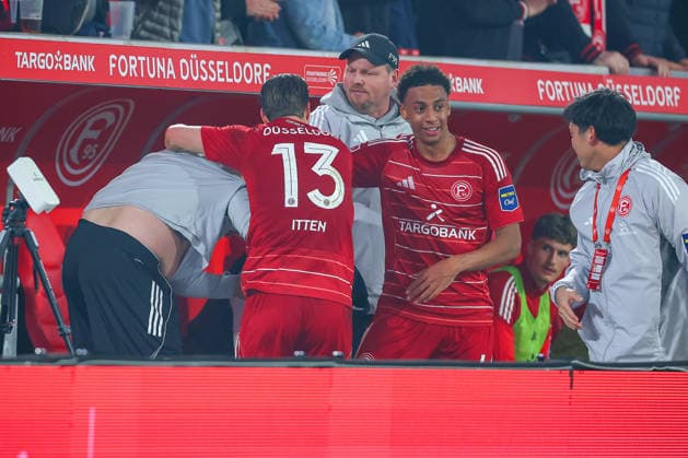 27.02.2026, Fußball, Fortuna Düsseldorf - VfL Bochum, 2. Fußball Bundesliga, Merkur Spiel-Arena, Saison 2025 2026: Torjubel nach dem Tor zum 1:0 durch Torschütze Cedric Itten (Fortuna Düsseldorf 13) zusammen mit dem Staff auf der Bank DFB regulations prohibit any use of photographs as image sequences and or quasi-video. Nordrhein-Westfalen Deutschland