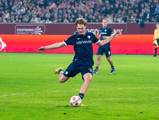 Mats Pannewig (VfL Bochum 1848, 24) beim Torschuss Fortuna Duesseldorf vs. VfL Bochum 1848, Fussball, 2. Bundesliga, 24. Spieltag, Saison 2025 2026, 27.02.2026 DFL REGULATIONS PROHIBIT ANY USE OF PHOTOGRAPHS AS IMAGE SEQUENCES AND OR QUASI-VIDEO, Fortuna Duesseldorf vs. VfL Bochum 1848, Fussball, 2. Bundesliga, 24. Spieltag, Saison 2025 2026, 27.02.2026 Duesseldorf
