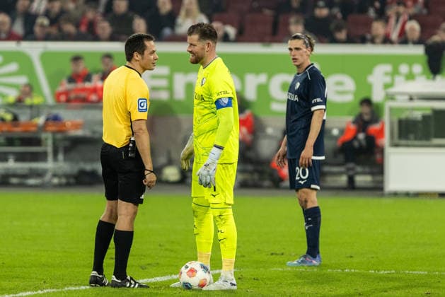 2. Fußball Bundesliga: Fortuna Düsseldorf - VfL Bochum; 27.02.2026 Robert Hartmann (Schiedsrichter, Wangen im Allgäu) im Gespräch mit Timo Horn (VfL Bochum, 1) 2. Fußball Bundesliga: Fortuna Düsseldorf - VfL Bochum; Merkur Spiel-Arena, Düsseldorf; 27.02.2026 DFL regulations prohibit any use of photographs as image sequences and or quasi video.