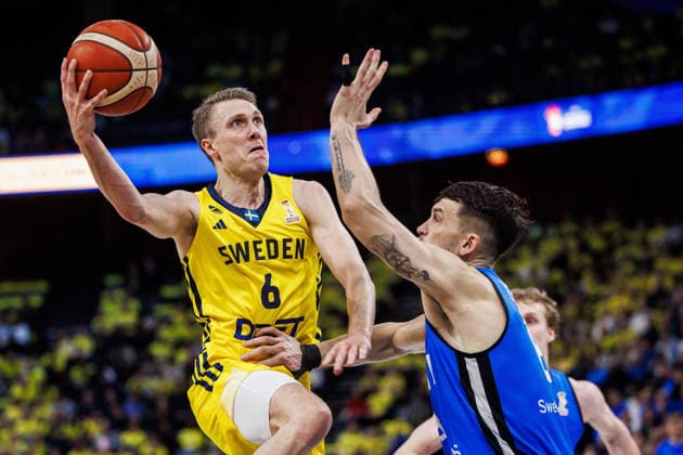 260227 Tobias Borg of Sweden and Kregor Hermet of Estonia during the FIBA World Cup Qualifier game between Sweden and Estonia on February 27, 2026 in Stockholm. Photo: Kenta Jönsson BILDBYRAN COP 210 KJ0314 basket basketball vm-kval kval fiba world cup qualifiers sverige estland sweden estonia bbeng Copyright: KENTAxJÖNSSON BB260227KJ048