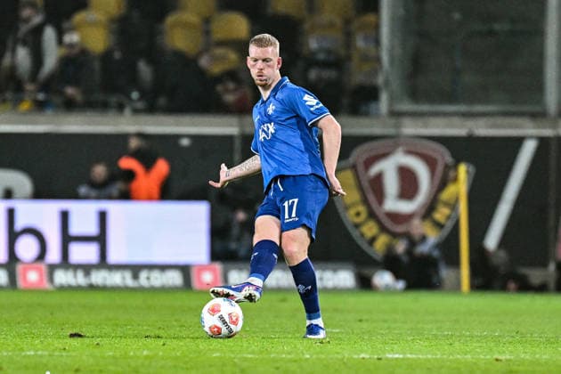 Fußball I Herren I Saison 2025-2026 I 2. Bundesliga I 24. Spieltag I SG Dynamo Dresden - SV Darmstadt 98 I 27.02.2026 Kai Klefisch (17, SV Darmstadt 98) spielt den Ball Freisteller, Nahaufnahme, Porträt, Portrait, Einzelfoto, Einzelbild, Körper Dresden Rudolf-Harbig-Stadion (Lennestr. 12) Sachsen Deutschland