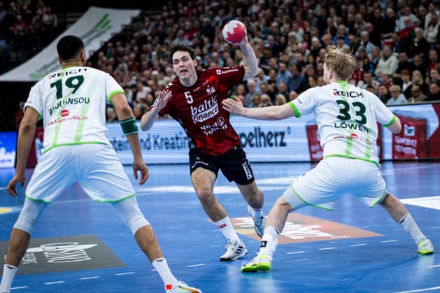 DAIKIN HBL: SG Flensburg-Handewitt vs HSG Wetzlar; 27.02.26 Niclas Kirkelokke (Nr.05, SG Flensburg-Handewitt) gegen Philipp Ahouansou (Nr.19, HSG Wetzlar) und Georg Löwen (Nr.33, HSG Wetzlar) DAIKIN HBL: SG Flensburg-Handewitt vs HSG Wetzlar, GP JOULE Arena am 27.02.26 Copyright: xBEAUTIFULxSPORTS MarioxM.xKobergx