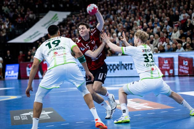 DAIKIN HBL: SG Flensburg-Handewitt vs HSG Wetzlar; 27.02.26 Niclas Kirkelokke (Nr.05, SG Flensburg-Handewitt) gegen Philipp Ahouansou (Nr.19, HSG Wetzlar) und Georg Löwen (Nr.33, HSG Wetzlar) DAIKIN HBL: SG Flensburg-Handewitt vs HSG Wetzlar, GP JOULE Arena am 27.02.26 Copyright: xBEAUTIFULxSPORTS MarioxM.xKobergx