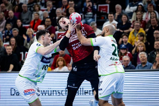DAIKIN HBL: SG Flensburg-Handewitt vs HSG Wetzlar; 27.02.26 Josip Simic (Nr.10, HSG Wetzlar), Marko Grgic (Nr.17, SG Flensburg-Handewitt), David Cyrill Akakpo (Nr.20, HSG Wetzlar) DAIKIN HBL: SG Flensburg-Handewitt vs HSG Wetzlar, GP JOULE Arena am 27.02.26 Copyright: xBEAUTIFULxSPORTS MarioxM.xKobergx