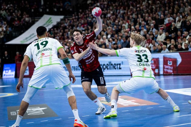 DAIKIN HBL: SG Flensburg-Handewitt vs HSG Wetzlar; 27.02.26 Niclas Kirkelokke (Nr.05, SG Flensburg-Handewitt) gegen Philipp Ahouansou (Nr.19, HSG Wetzlar) und Georg Löwen (Nr.33, HSG Wetzlar) DAIKIN HBL: SG Flensburg-Handewitt vs HSG Wetzlar, GP JOULE Arena am 27.02.26 Copyright: xBEAUTIFULxSPORTS MarioxM.xKobergx