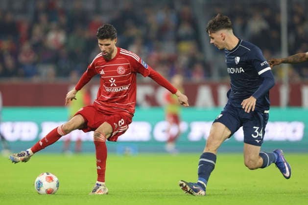Anouar El Azzouzi (Fortuna Düsseldorf) und Cajetan Lenz (VfL Bochum) im Zweikampf waehrend des Spiels der 2. Bundesliga zwischen Fortuna Düsseldorf und VfL Bochum, Merkur Spiel-Arena am 27. February 2026 in Düsseldorf, Deutschland. (Foto von Oliver Kaelke DeFodi Images) +++ Anouar El Azzouzi (Fortuna Düsseldorf) und Cajetan Lenz (VfL Bochum) battle for the ball during the 2. Bundesliga match between Fortuna Düsseldorf and VfL Bochum at Merkur Spiel-Arena on February 27, 2026 in Düsseldorf, Germany. (Photo by Oliver Kaelke DeFodi Images) (Photo by Oliver Kaelke DeFodi Images) -