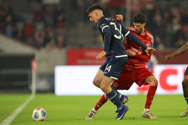 Cajetan Lenz (VfL Bochum)und Anouar El Azzouzi (Fortuna Düsseldorf) im Zweikampf waehrend des Spiels der 2. Bundesliga zwischen Fortuna Düsseldorf und VfL Bochum, Merkur Spiel-Arena am 27. February 2026 in Düsseldorf, Deutschland. (Foto von Oliver Kaelke DeFodi Images) +++ Cajetan Lenz (VfL Bochum)und Anouar El Azzouzi (Fortuna Düsseldorf) battle for the ball during the 2. Bundesliga match between Fortuna Düsseldorf and VfL Bochum at Merkur Spiel-Arena on February 27, 2026 in Düsseldorf, Germany. (Photo by Oliver Kaelke DeFodi Images) (Photo by Oliver Kaelke DeFodi Images) -