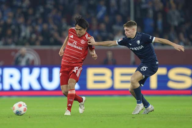 Satoshi Tanaka (Fortuna Düsseldorf) und Callum Marshall (VfL Bochum) im Zweikampf waehrend des Spiels der 2. Bundesliga zwischen Fortuna Düsseldorf und VfL Bochum, Merkur Spiel-Arena am 27. February 2026 in Düsseldorf, Deutschland. (Foto von Oliver Kaelke DeFodi Images) +++ Satoshi Tanaka (Fortuna Düsseldorf) und Callum Marshall (VfL Bochum) battle for the ball during the 2. Bundesliga match between Fortuna Düsseldorf and VfL Bochum at Merkur Spiel-Arena on February 27, 2026 in Düsseldorf, Germany. (Photo by Oliver Kaelke DeFodi Images) (Photo by Oliver Kaelke DeFodi Images) -