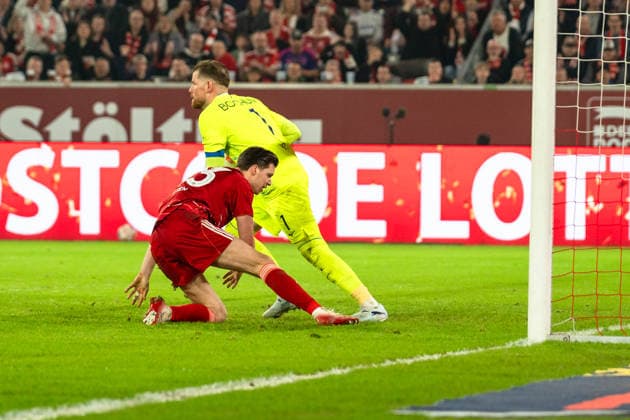 Deutschland: 2. Bundesliga 2025 2026 Fortuna Düsseldorf vs. VfL Bochum 24. Spieltag 27.02.2026 Merkur Spiel-Arena (Nordrhein-Westfalen) Cedric Itten (Fortuna Düsseldorf, 13) Timo Horn (VfL Bochum, 1)