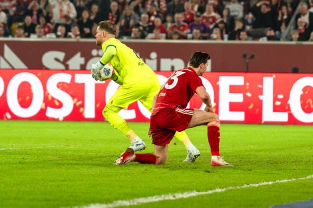 Deutschland: 2. Bundesliga 2025 2026 Fortuna Düsseldorf vs. VfL Bochum 24. Spieltag 27.02.2026 Merkur Spiel-Arena (Nordrhein-Westfalen) Cedric Itten (Fortuna Düsseldorf, 13) Timo Horn (VfL Bochum, 1)