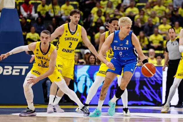 STOCKHOLM, SWEDEN 20260227 Estonia s Henri Dell with the ball and Sweden s Ludde Hakanson, Adam Ramstedt and Melwin Pantzar, during the FIBA World European Cup Qualifier game between Sweden and Estonia, first round - group H, at Avicii Arena in Stockholm, Sweden 27 February 2026. STOCKHOLM SWEDEN x1081x
