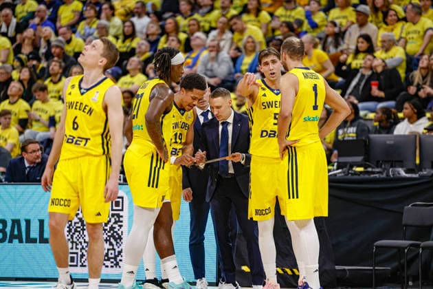 STOCKHOLM, SWEDEN 20260227 The Swedish team with head coach Mikko Riipnen (center) during the FIBA World European Cup Qualifier game between Sweden and Estonia, first round - group H, at Avicii Arena in Stockholm, Sweden 27 February 2026. STOCKHOLM SWEDEN x1081x