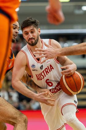 BASKETBALL - FIBA WC Quali, AUT vs NED VIENNA,AUSTRIA,27.FEB.26 - BASKETBALL - FIBA Basketball World Cup 2027,Qualifiers, international match, Länderspiel, Nationalmannschaft Austria vs Netherlands. Image shows Troy Koehler (NED) and Daniel Friedrich (AUT).  GEPAxpictures xPhilippxBrem