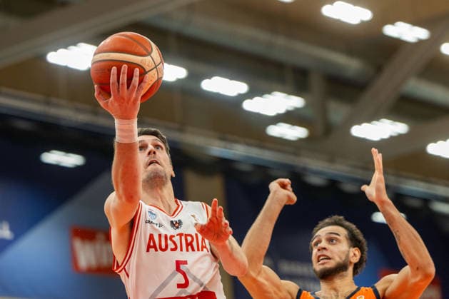 BASKETBALL - FIBA WC Quali, AUT vs NED VIENNA,AUSTRIA,27.FEB.26 - BASKETBALL - FIBA Basketball World Cup 2027,Qualifiers, international match, Länderspiel, Nationalmannschaft Austria vs Netherlands. Image shows Bogic Vujosevic (AUT) and Troy Koehler (NED).  GEPAxpictures xPhilippxBrem