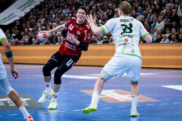 DAIKIN HBL: SG Flensburg-Handewitt vs HSG Wetzlar; 27.02.26 Lasse Kjaer Moller (Nr.64, SG Flensburg-Handewitt) gegen Georg Löwen (Nr.33, HSG Wetzlar) DAIKIN HBL: SG Flensburg-Handewitt vs HSG Wetzlar, GP JOULE Arena am 27.02.26 Copyright: xBEAUTIFULxSPORTS MarioxM.xKobergx