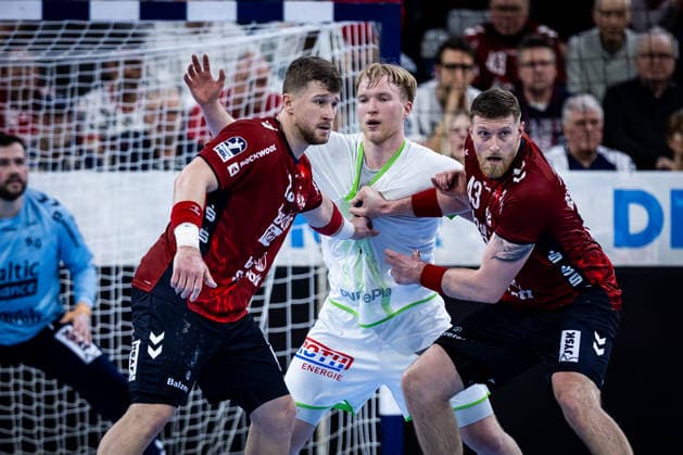 DAIKIN HBL: SG Flensburg-Handewitt vs HSG Wetzlar; 27.02.26 Kampf am Kreis Adin Faljic (Nr.19, SG Flensburg-Handewitt), Georg Löwen (Nr.33, HSG Wetzlar), Blaz Blagotinsek (Nr.43, SG Flensburg-Handewitt) DAIKIN HBL: SG Flensburg-Handewitt vs HSG Wetzlar, GP JOULE Arena am 27.02.26 Copyright: xBEAUTIFULxSPORTS MarioxM.xKobergx