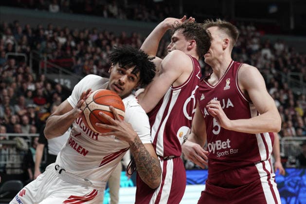 Latvia Poland Basketball, Riga, Latvia, 27.02.2026, FIBA, basketball, Latvia, Poland Jakub Urbaniak of Poland and Kristers Zoriks of Latvia in action during FIBA Basketball World Cup European qualifiers group F game between Latvia and Poland in Riga, Latvia, 27.02.2026. Photo: Roman Koksarov (RKF) Riga Latvia Copyright: xRomanxKoksarovx RKO06743.JPG